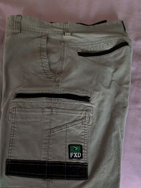 Men's Cargo Pants in Light Olive Green with Black Trim 34\32